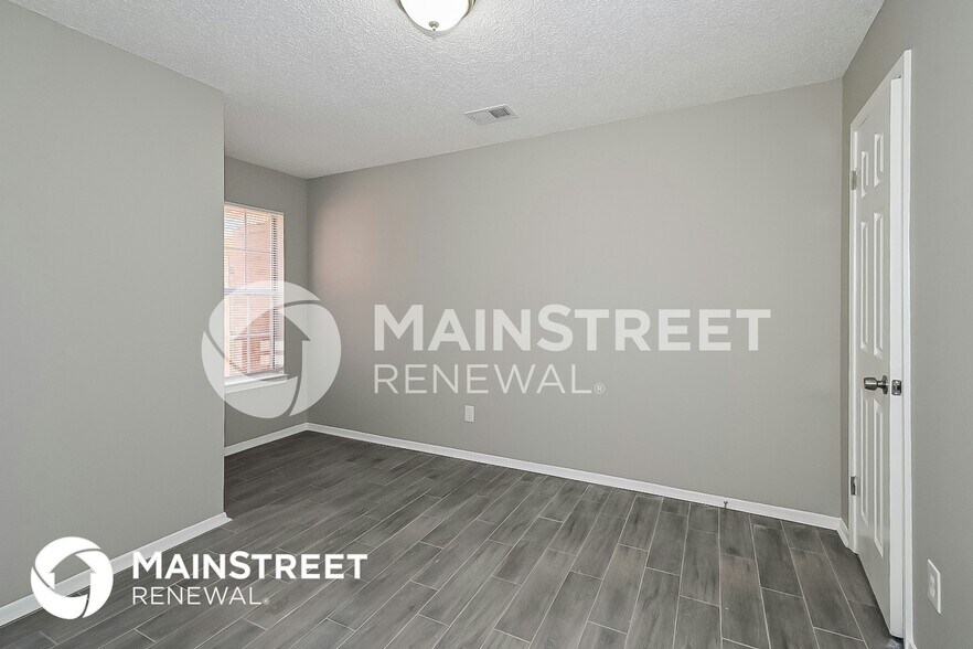 Building Photo - 4568 Summer Creek N