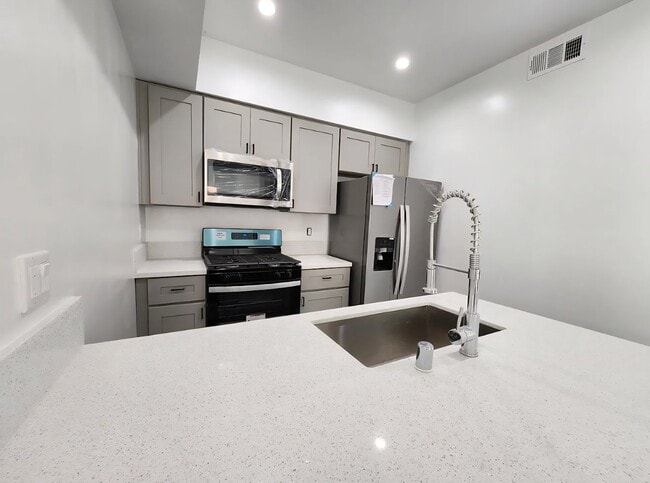 Building Photo - 6513a Florence Pl