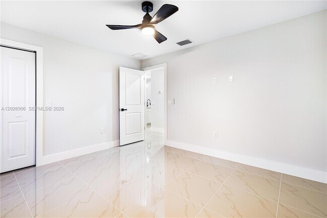 Building Photo - 450 Mercedes Ct