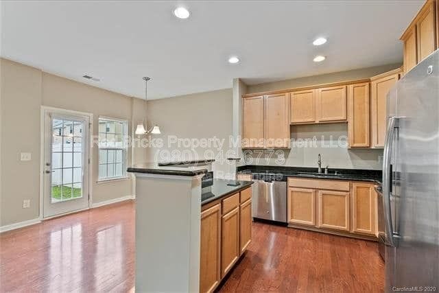 Building Photo - 2420 Silverthorn Dr