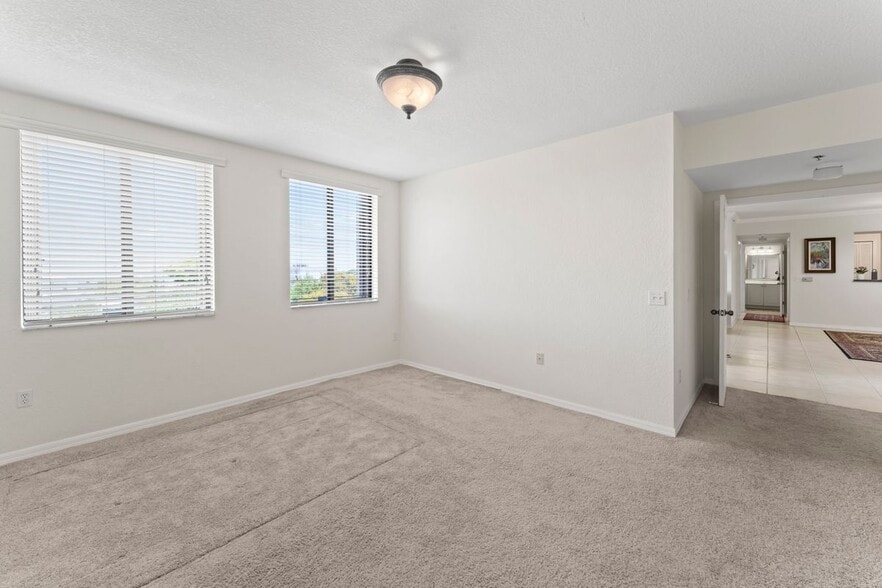 Building Photo - 9340 Fontainebleau Blvd