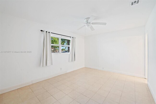 Building Photo - 3812 N Circle Dr