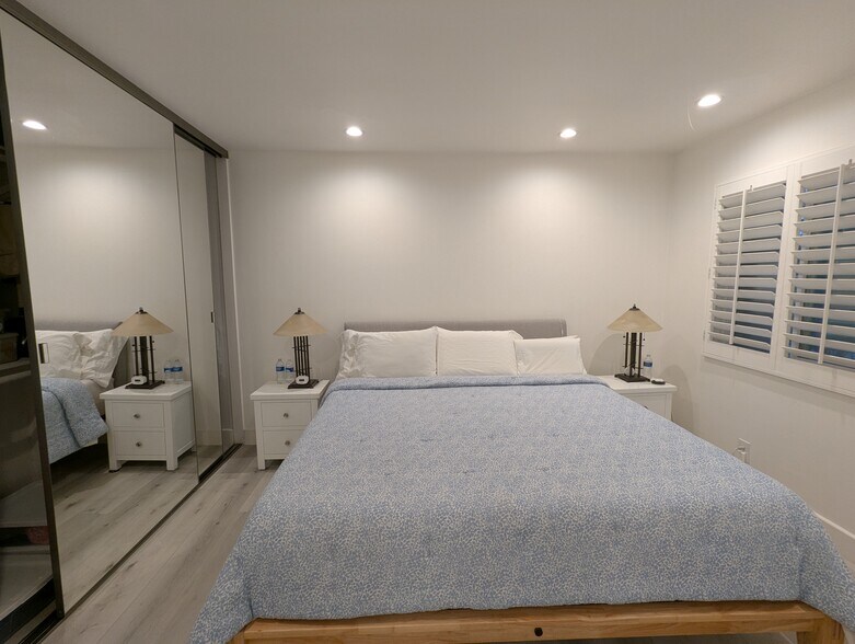 primary suite, mirrored closet, recessed lighting - 20 Corsica Dr