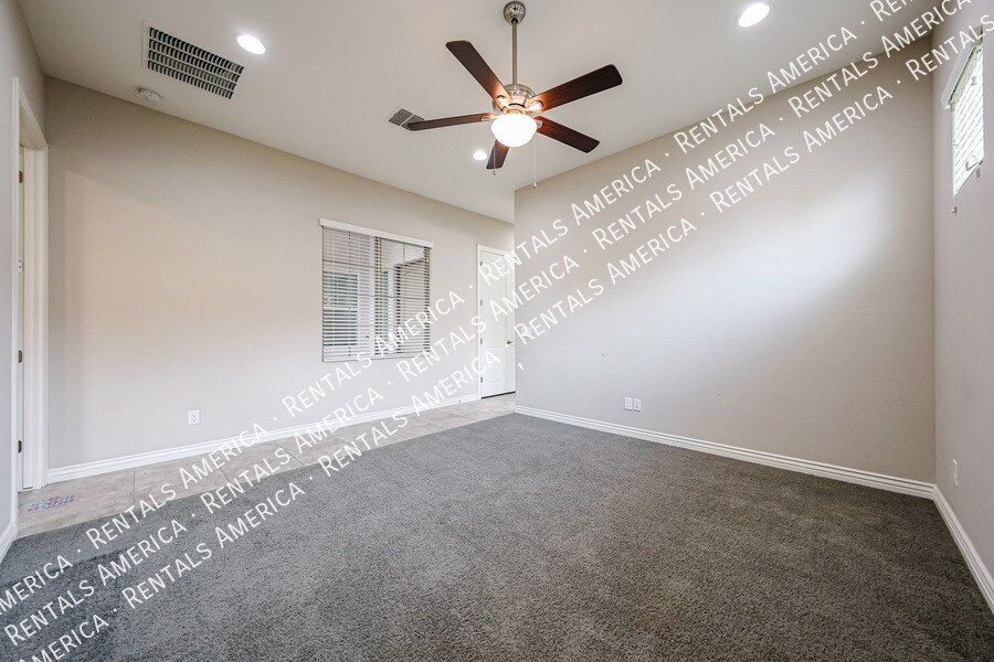 Building Photo - 3375 E Balsam Dr