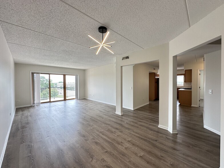 Building Photo - 5555 N Cumberland Ave