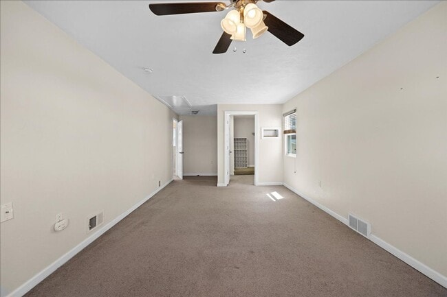 Building Photo - **Charming 2-Bedroom House with Modern Amenities in Beechview**