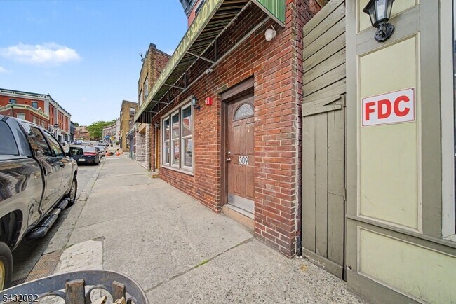Building Photo - 309 Main St