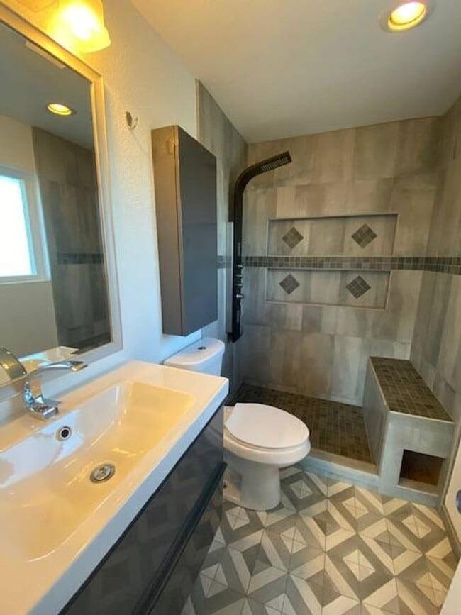 Building Photo - Spacious Townhome in Quiet Community w/ Pool