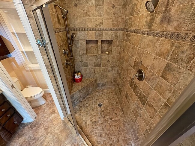 Building Photo - Fantastic 5 Bed 5.5 Bath Single Family Hom...