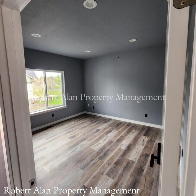 Building Photo - 1255 Stonewood Ct