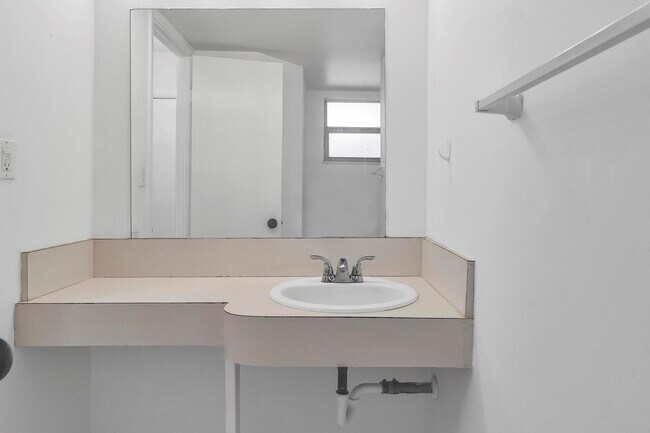 Building Photo - 1690 NE 191st St