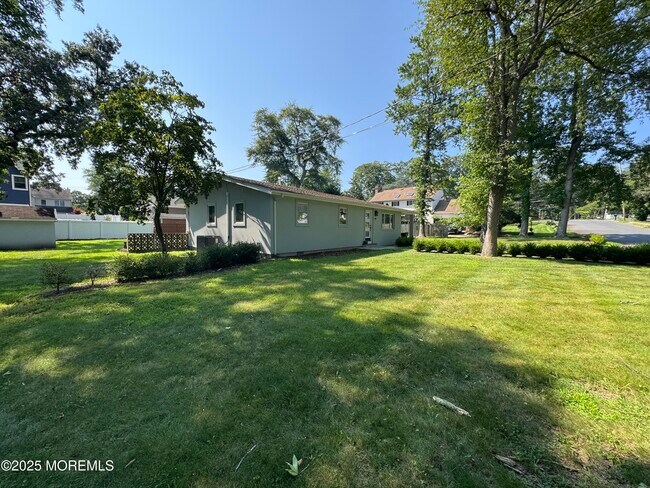 Building Photo - 220 Highwood Rd
