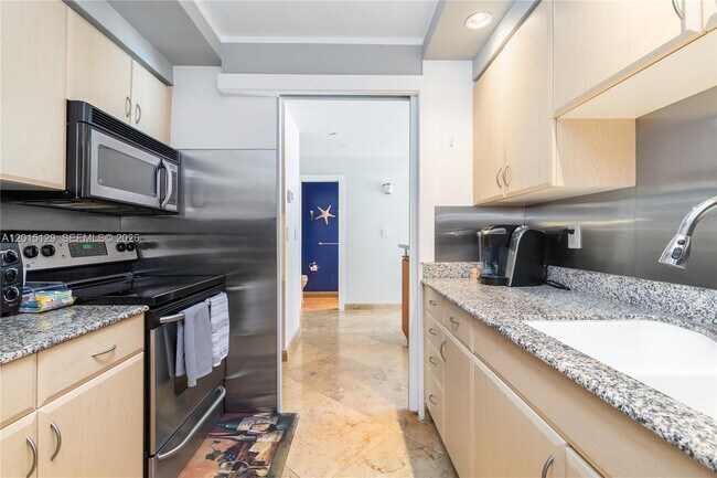 Building Photo - 6917 Collins Ave