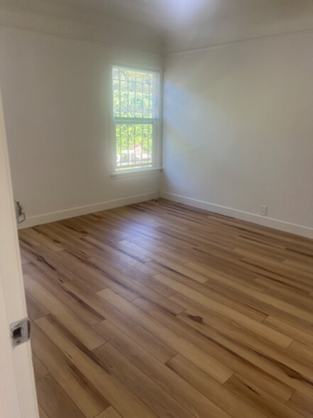 Building Photo - 6522 S Victoria Ave