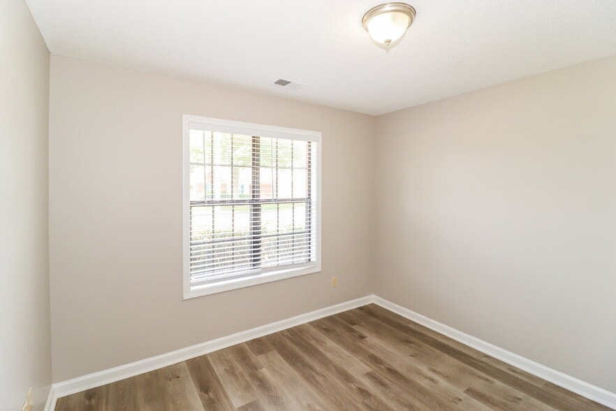 Building Photo - 8607 Sunnyvale St N