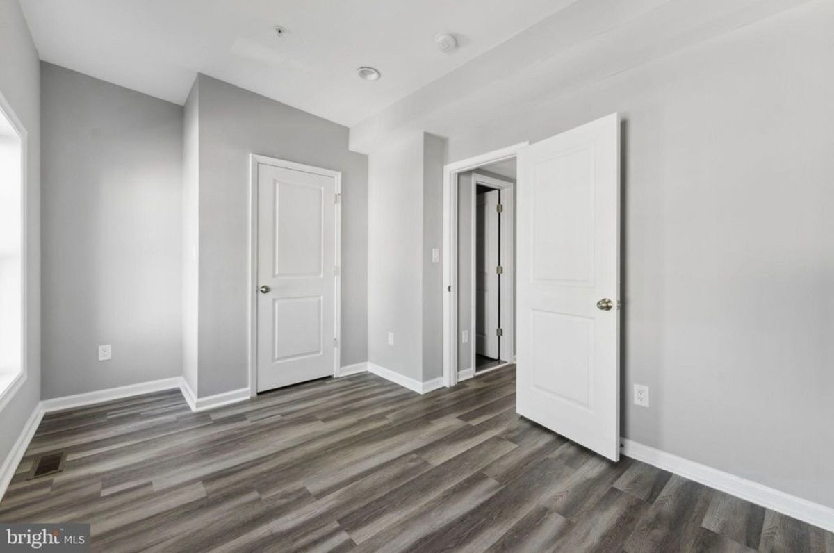 Building Photo - 624 20th St NE