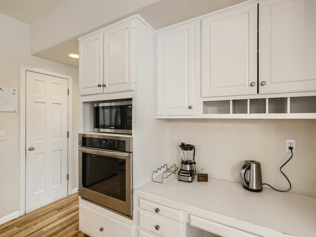 Building Photo - 4304 S Hampton Cir