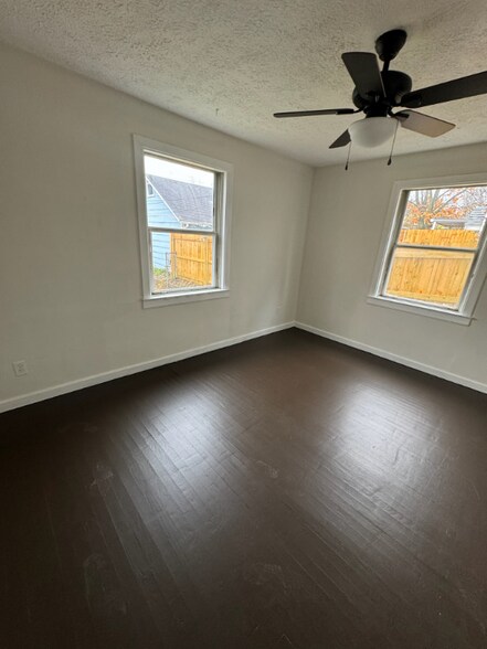 Building Photo - 240 E Siebenthaler Ave