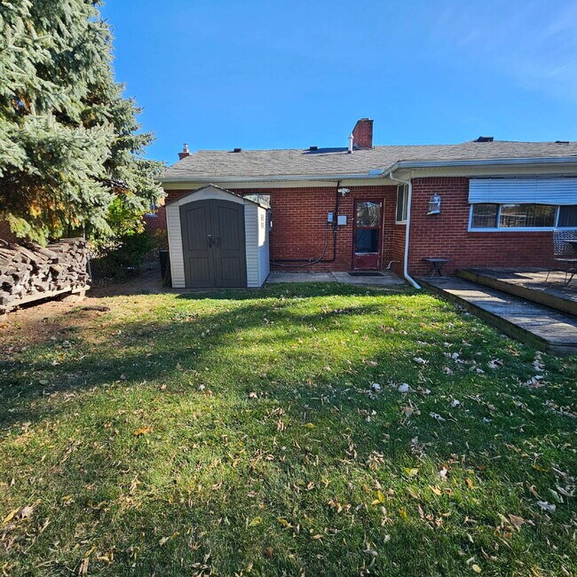 Building Photo - 3 Bedroom, 1.5 Bath Brick Ranch with Attached 2.5 Car Garage. Huge Great Room and Living Room. Bi...