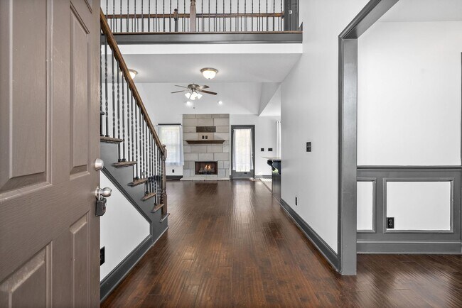 Building Photo - Pet Friendly Three Bedroom with Bonus in Rossview!