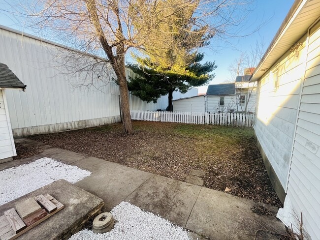 Building Photo - 321 N East St