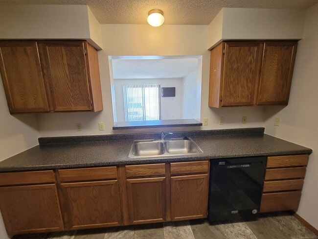 Building Photo - SPACIOUS ONE BEDROOM UNIT, WITH GREAT AMEN...