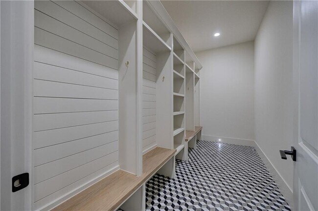 Building Photo - 3570 Knollwood Dr NW