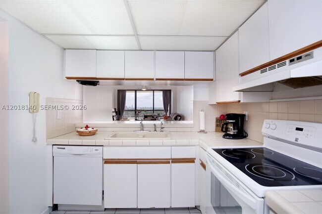 Building Photo - 2555 Collins Ave
