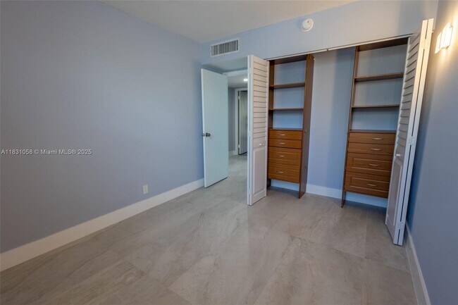 Building Photo - 20350 W Country Club Dr