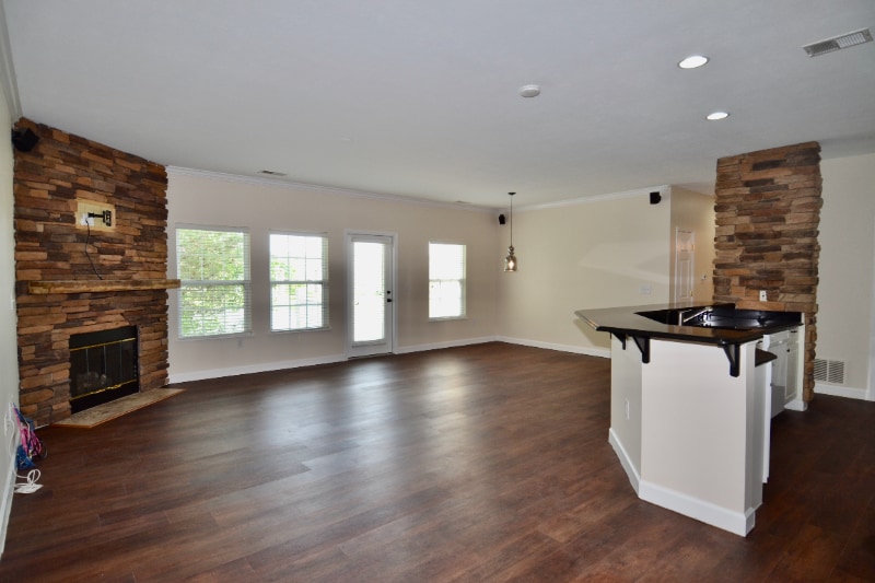 Building Photo - 1405 Sierra Springs