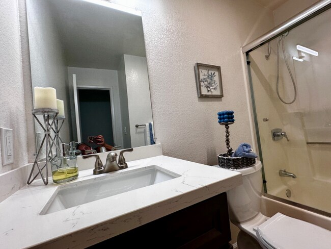 Building Photo - 4467 Valeta St