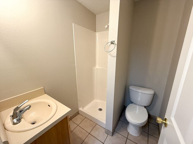 Building Photo - 2 bedroom 2 bath duplex available for rent in Milton!