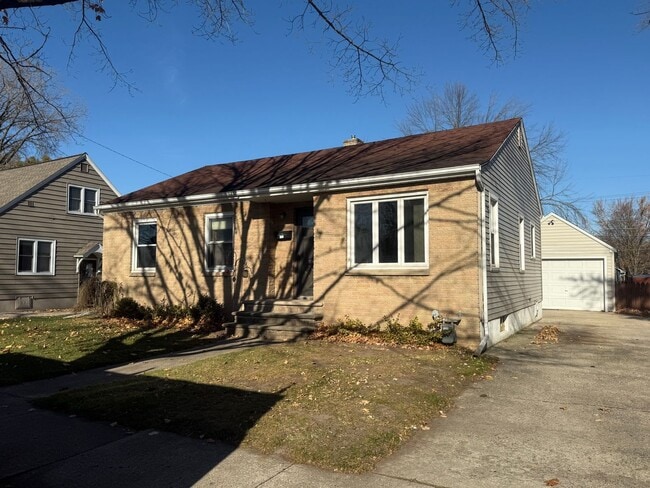 Building Photo - COZY 3 BEDROOM W/ SPACIOUS BACKYARD