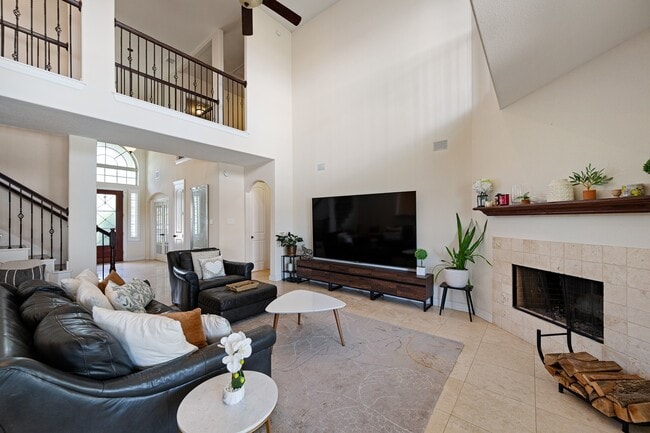 Building Photo - 4627 Miramar Dr