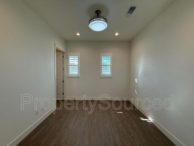 Building Photo - 1136 Crescent Ave