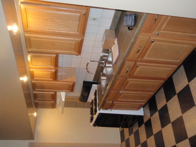 Building Photo - 22 Tracy St