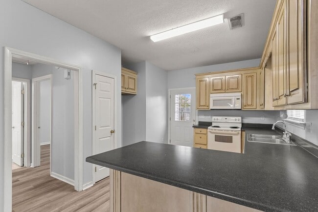 Building Photo - Nice 3 Bed 2 bath Home Available! Schedule Your Tour Today!