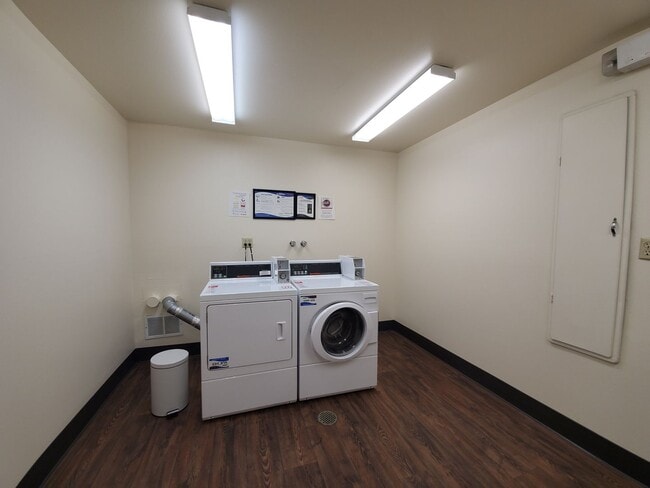 Building Photo - Large studio with private deck