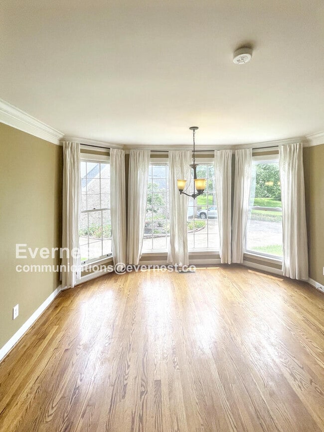 Building Photo - 703 Shady Glen Ct