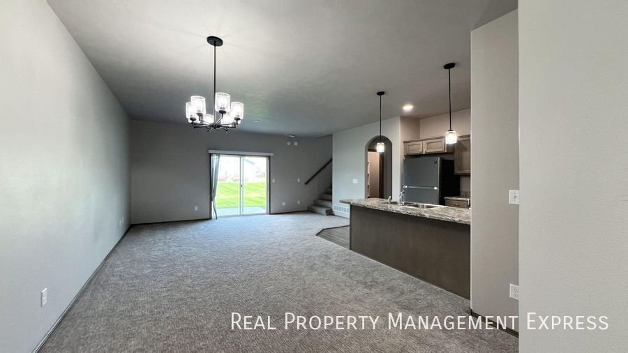 Building Photo - 3 Bed 2.5 Bath Townhome