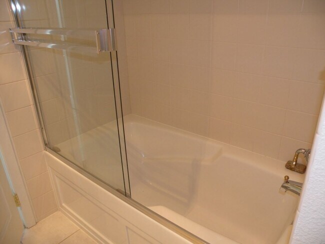 Building Photo - 2 Bed 3 Bath Condo at Galleria in the Hear...