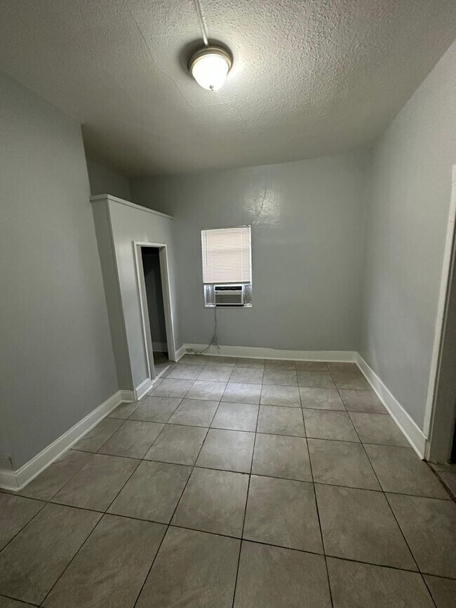 Building Photo - Fully Renovated 1/1 -Single Family  Ready to Move In!