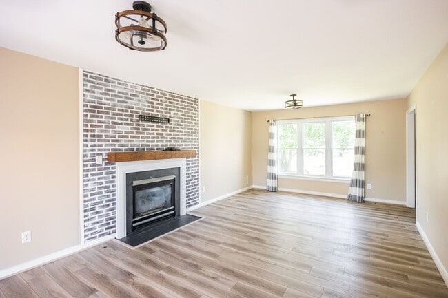 Building Photo - Large 4 Bedroom, 2.5 Bathroom Home in Mech...