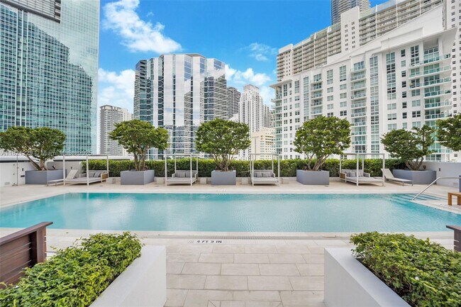 Building Photo - 1300 Brickell Bay Dr