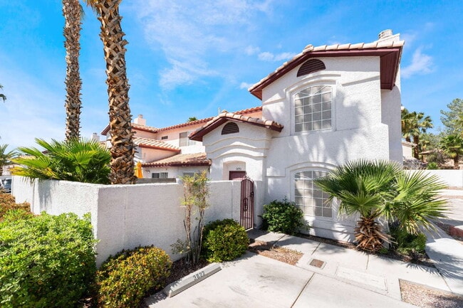 Building Photo - Move in now to this beautiful 2 story 3 bed 2.5 bath townhome near the Lakes area!