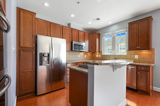 Building Photo - 3 BEDROOM, 4 BATHROOM TOWNHOME AVAILABLE MARCH 15th SUMMERFIELD RESIDENCES AT VICTORY PROMENADE!