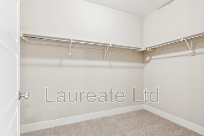 Building Photo - 5438 Valentia St