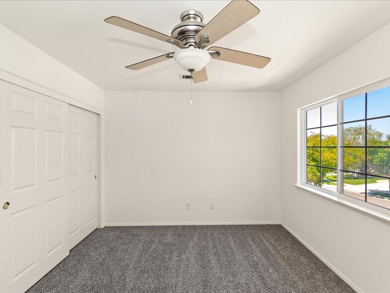 bedroom 2 upstairs with a large closet - 1586 Silver Cup Ct