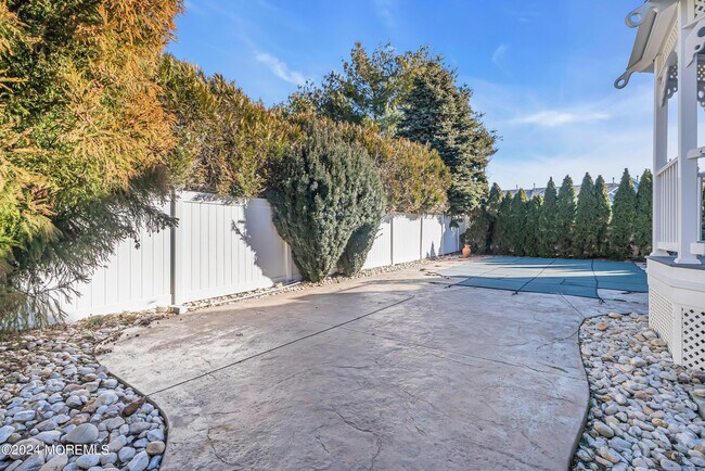 Building Photo - 215 Hollywood Ave