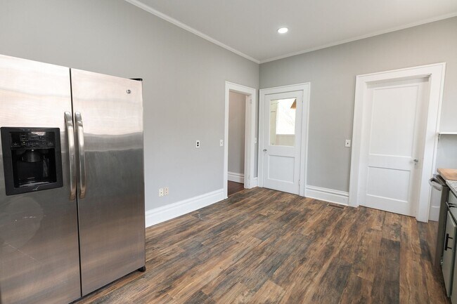 Building Photo - 501 Steele St